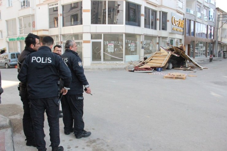 Şiddetli rüzgarın uçurduğu çatı otomobilin üzerine düştü