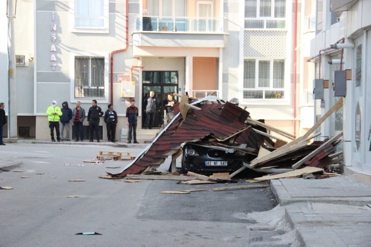 Şiddetli rüzgarın uçurduğu çatı otomobilin üzerine düştü