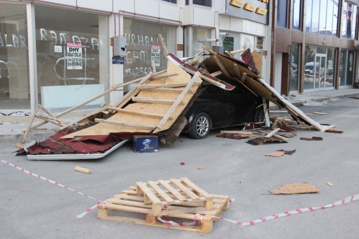 Şiddetli rüzgarın uçurduğu çatı otomobilin üzerine düştü