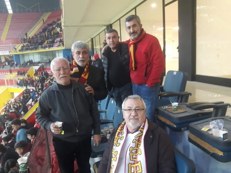 Kayserispor’un efsane oyuncularından Levent Kurt, Başakşehir maçını taraftarlarla izledi