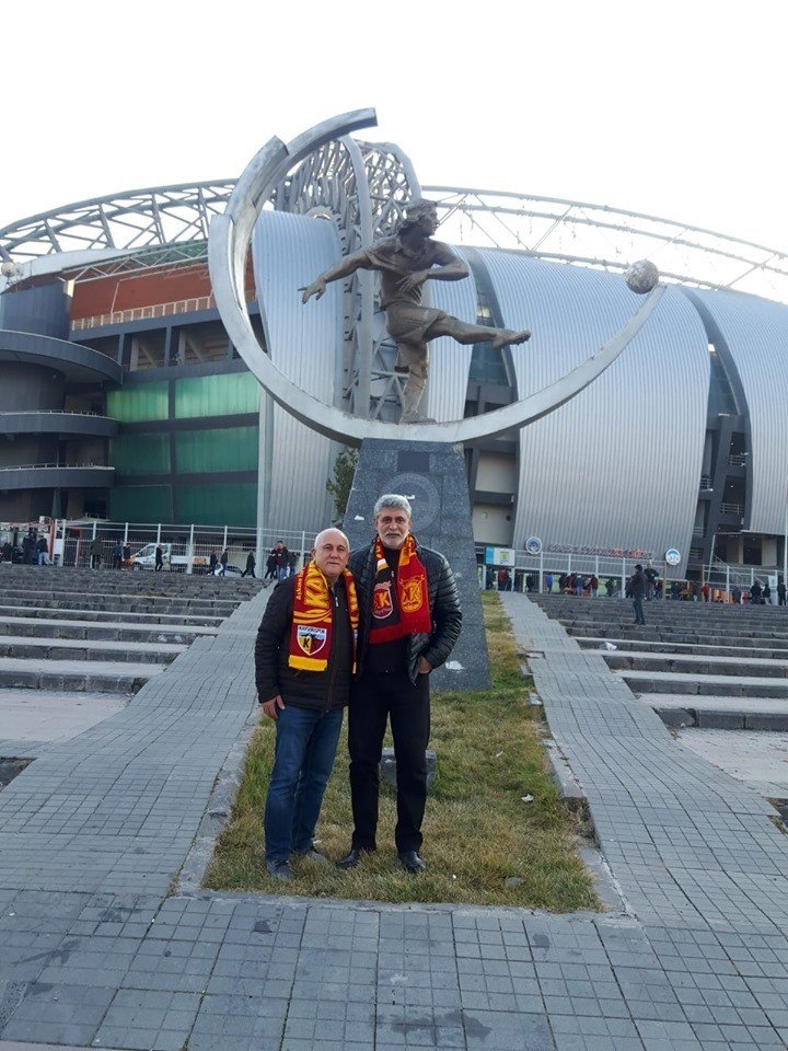 Kayserispor’un efsane oyuncularından Levent Kurt, Başakşehir maçını taraftarlarla izledi