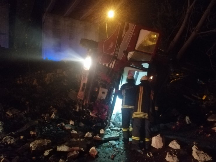 Bitkisel yağ yüklü kamyon şarampole yuvarlandı: 1 yaralı