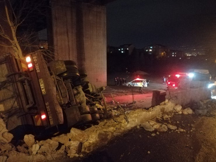 Bitkisel yağ yüklü kamyon şarampole yuvarlandı: 1 yaralı