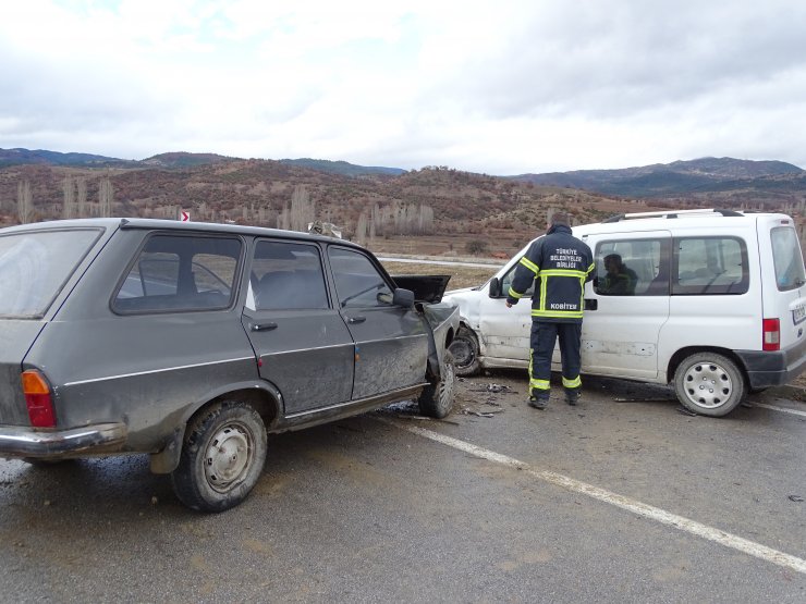 Kütahya'da hafif ticari araç ile otomobil çarpıştı: 1 ölü, 2 yaralı