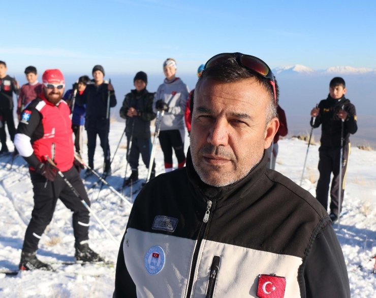 2 bin 500 rakımlı Nemrut Dağı’nda kayak sezonu açıldı