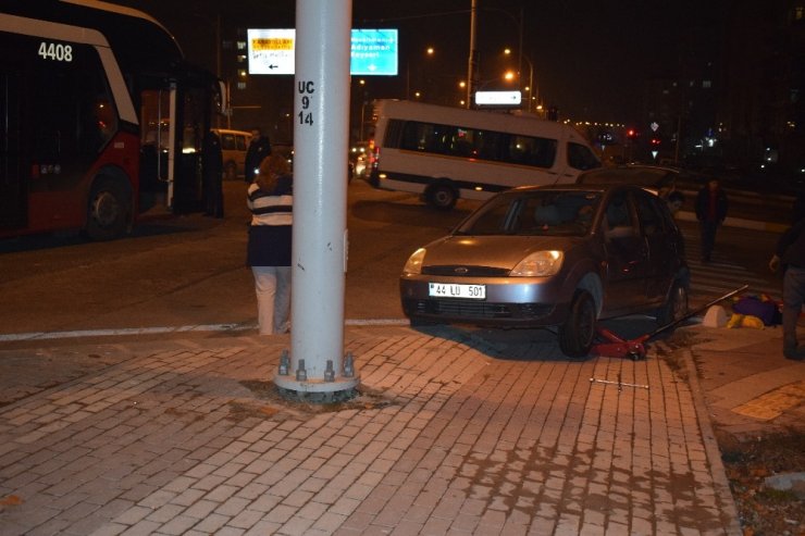 Malatya’da trambüs ile otomobil çarpıştı: 2 yaralı