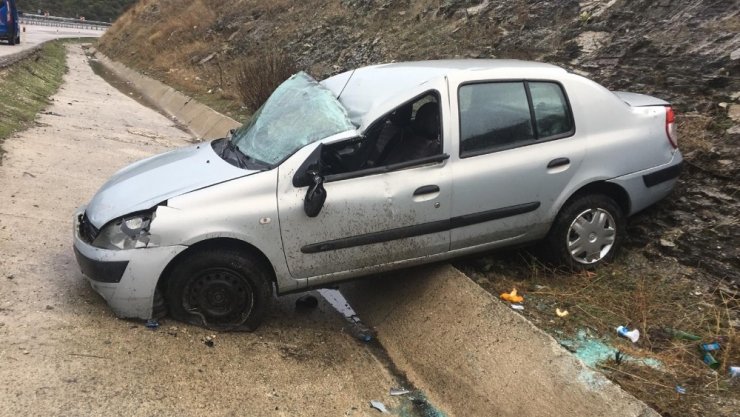 Kayganlaşan yol kazaya sebep oldu: 2 yaralı