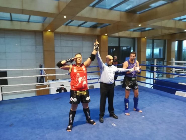 Ringde rakipleriyle hastanede kanserle savaştı