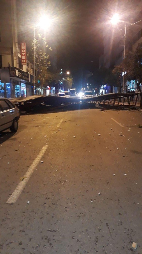 Manisa’da şiddetli fırtına çatıları uçurdu