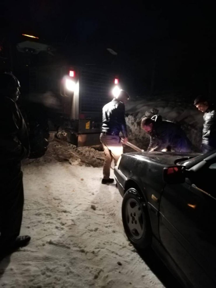 Mersin'in yüksek kesimlerinde karda mahsur kalan 12 araçtaki vatandaşlar kurtarıldı
