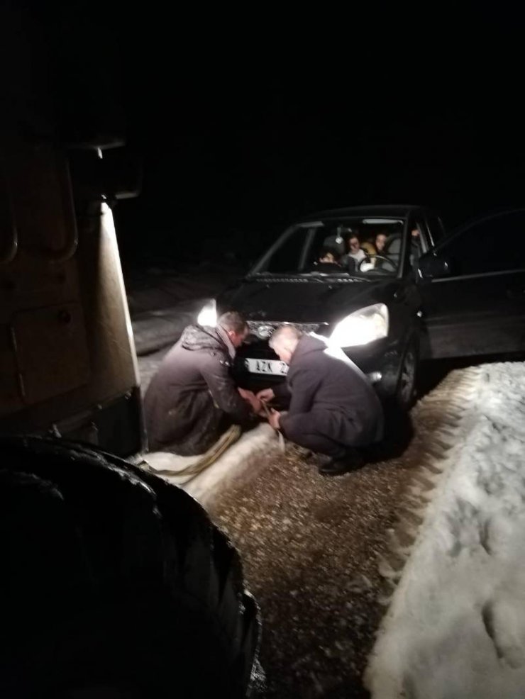 Mersin'in yüksek kesimlerinde karda mahsur kalan 12 araçtaki vatandaşlar kurtarıldı
