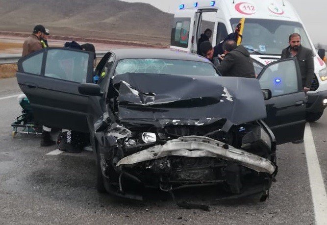 Otomobil TIR’a arkadan çarptı: 2 yaralı