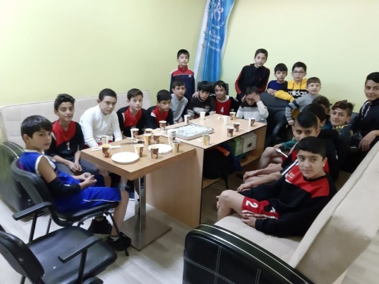 Şampiyonlara tatlı ikramı