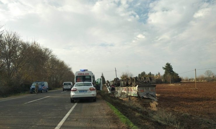 Buğday yüklü tır devrildi: 2 yaralı