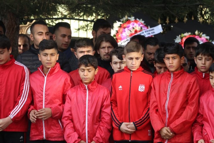 Sivasspor Kulübü’nün emektar çalışanlarından Ahmet Bingöl, son yolculuğuna uğurlandı