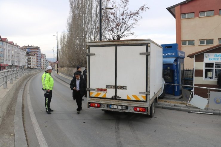 Ehliyetsiz genç karıştığı kazanın ardından gözyaşlarına boğuldu