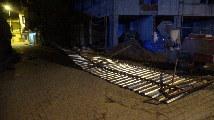 Tokat’ta fırtına ağaçları kökünden söktü