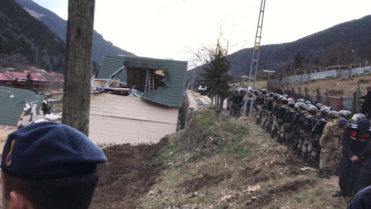 Uzungöl’de yıkımlar başladı