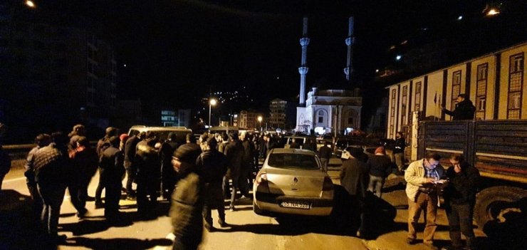 Kaçak yapıların yıkımında vatandaşlar ve güvenlik güçleri arasında arbede