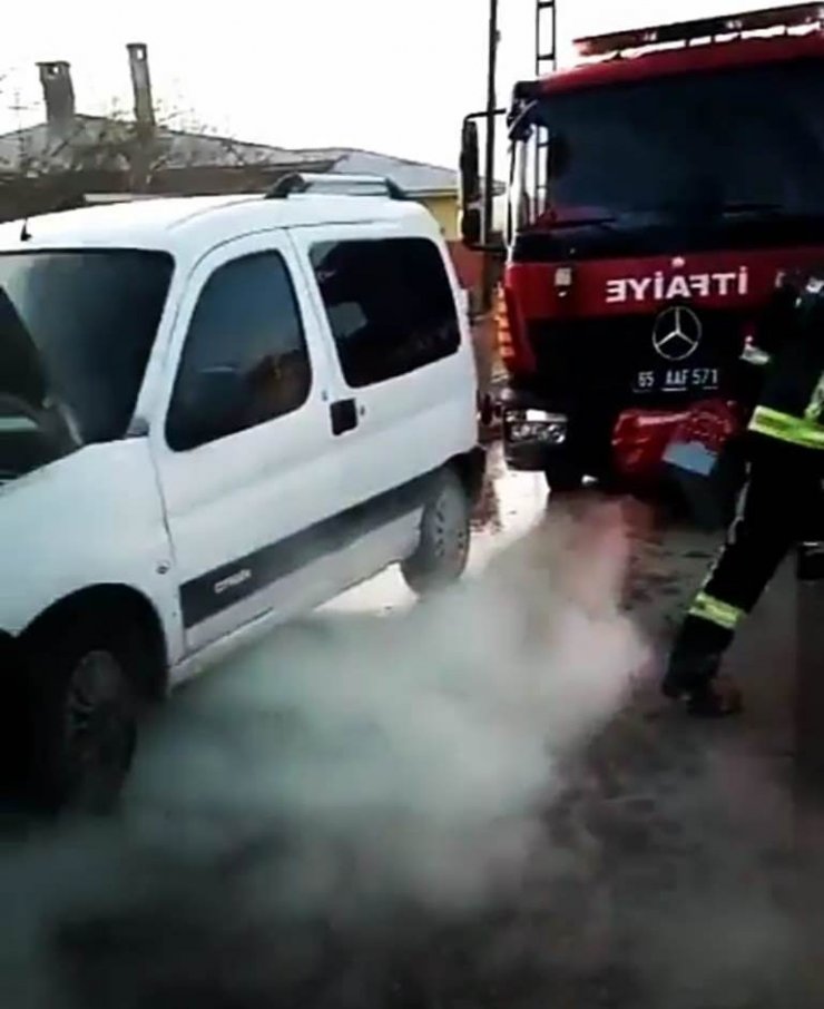 Park halinde kamyonetin motoru yandı