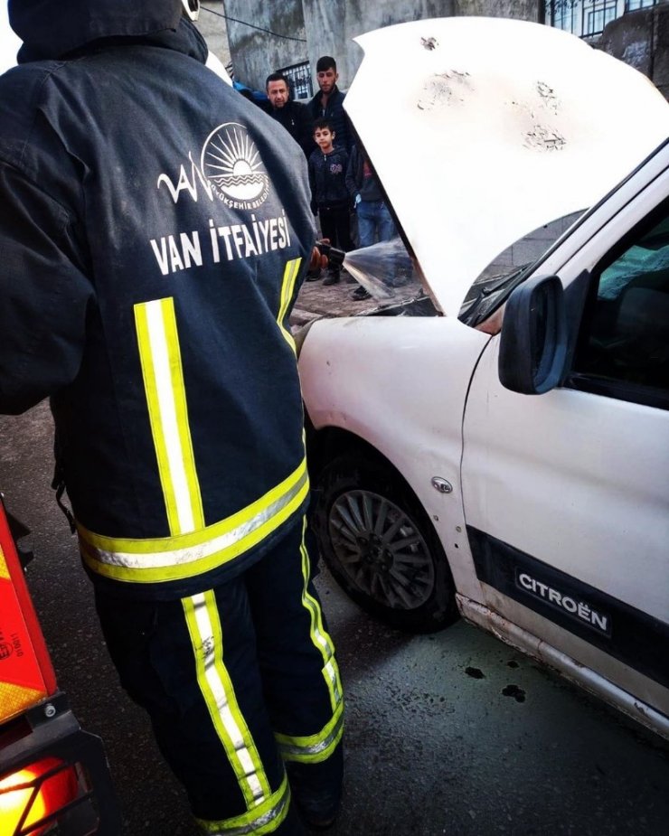Park halinde kamyonetin motoru yandı