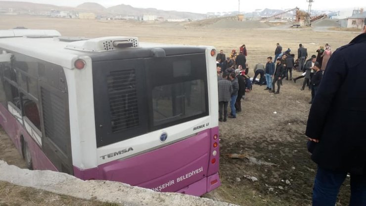 Kamyonla otobüs çarpıştı: 19 yaralı