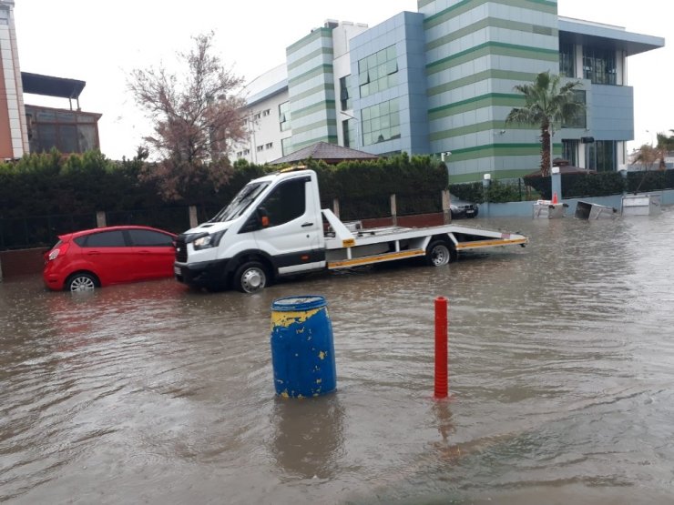 İzmir’i sağanak ve lodos vurdu