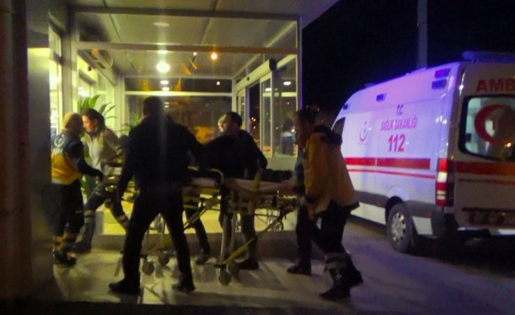 Refüjü aşan otomobil köprüden uçtu: 3 yaralı