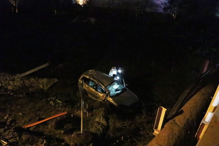 Refüjü aşan otomobil köprüden uçtu: 3 yaralı