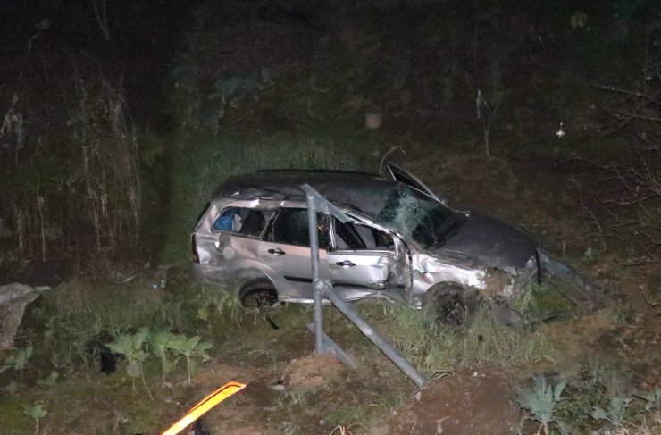 Refüjü aşan otomobil köprüden uçtu: 3 yaralı