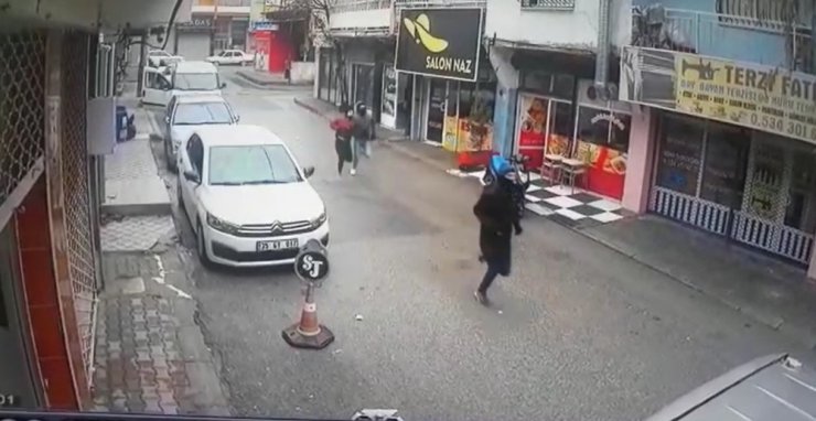 İki kişiyi vuran soyguncuların soygun anı ve kaçışı kamerada