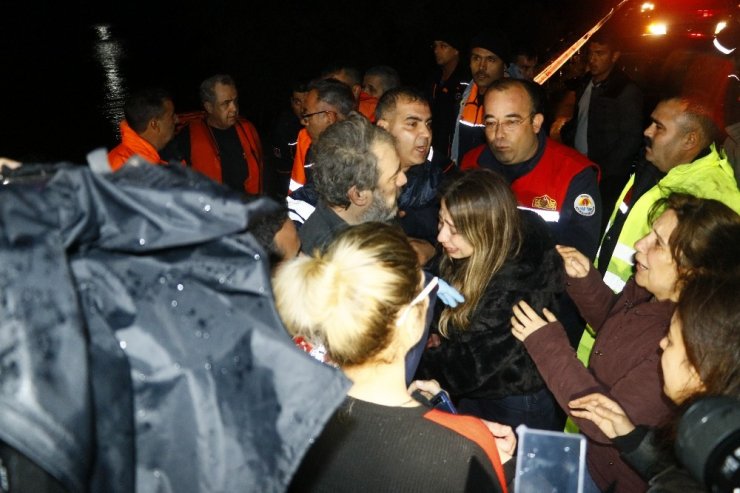 Adana’da sele kapılan otomobilde bulunan 5 kişi kurtarıldı