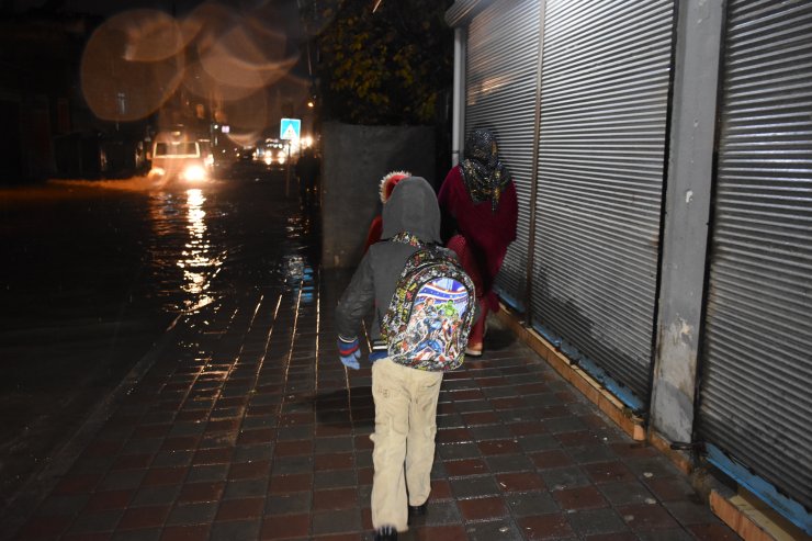 Adana'da sağanak hayatı olumsuz etkiledi