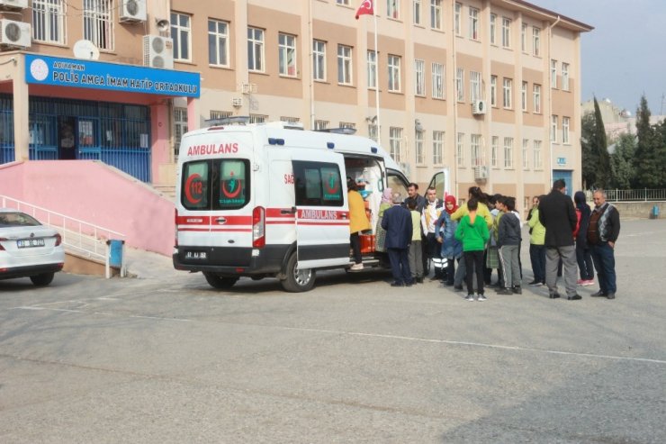 Öğrenciler yemekten zehirlendi