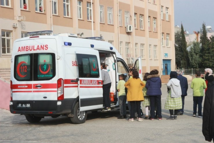 Öğrenciler yemekten zehirlendi