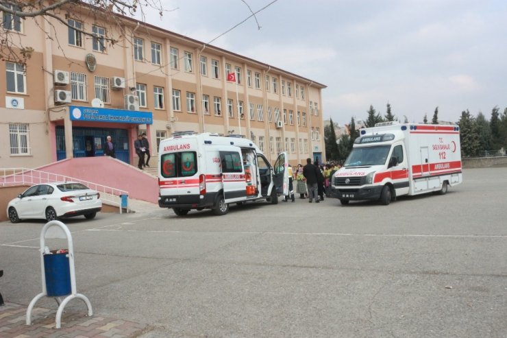Öğrenciler yemekten zehirlendi