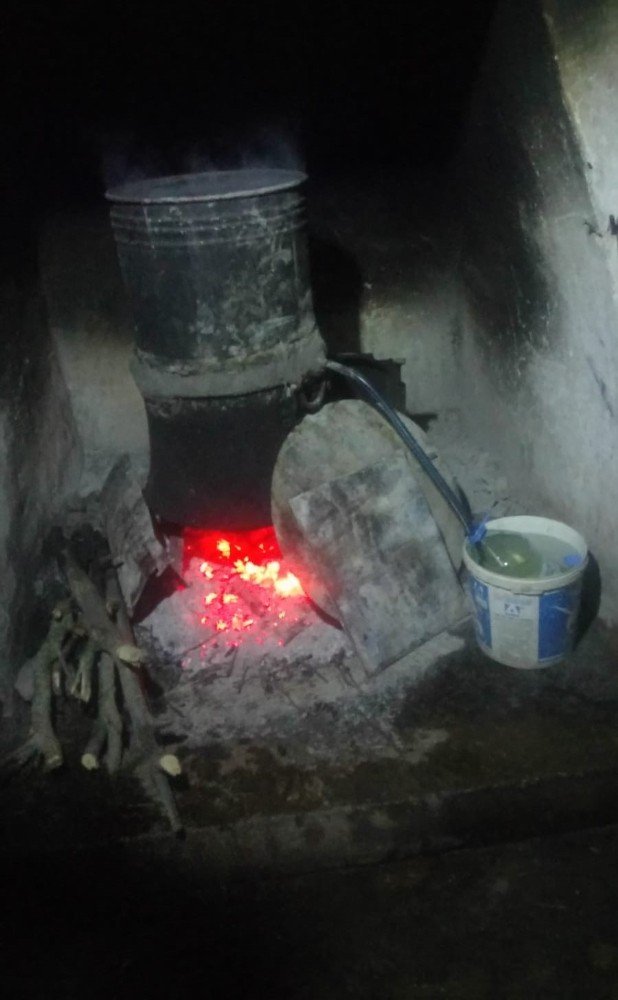 Ocakta kaçak alkol kaynatırken yakalandı
