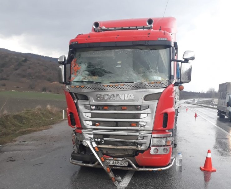 Tırla minibüs çarpıştı: 3 yaralı