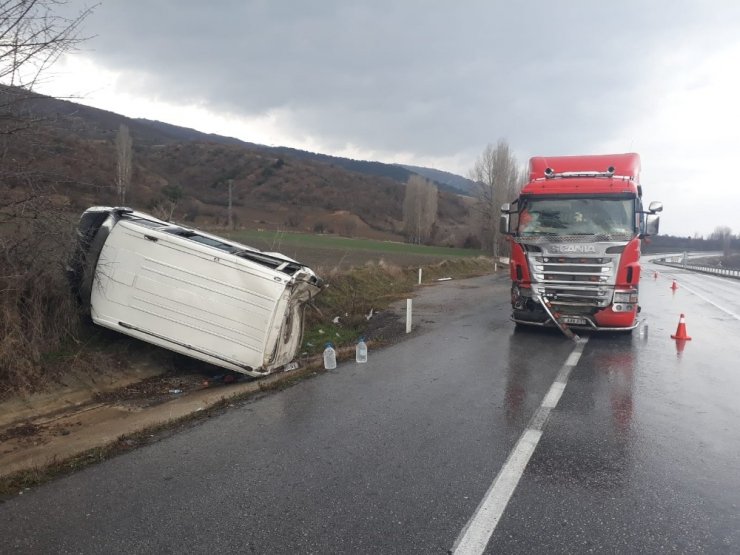 Tırla minibüs çarpıştı: 3 yaralı