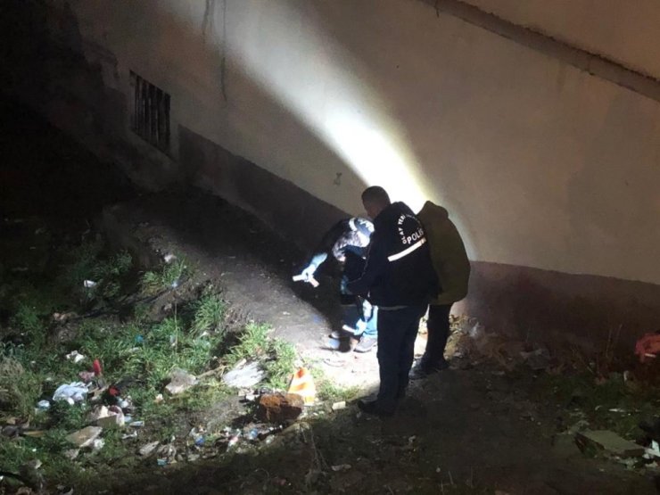 Ankara’da ‘dur’ ihtarına uymayan araçtan atlayan şüpheli kalaşnikof ve tabanca düşürdü