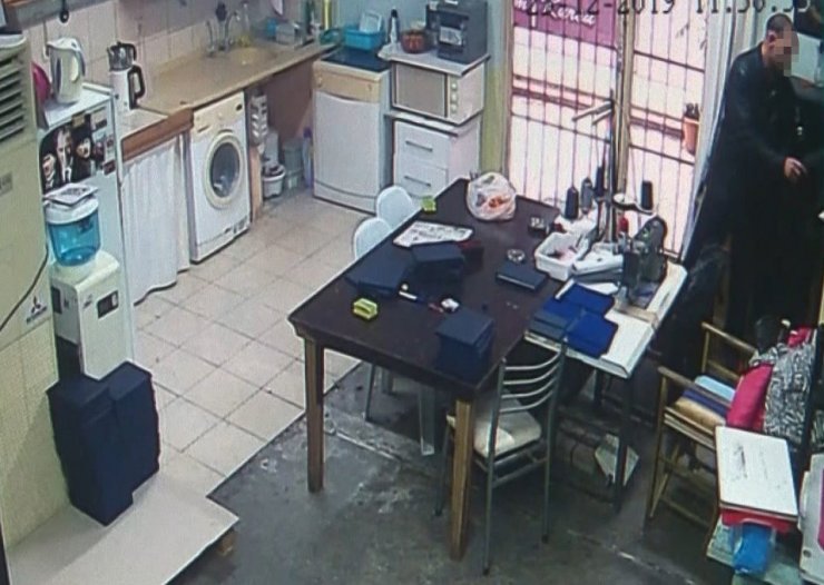 Hırsız cüzdanı alamayınca montu da götürdü