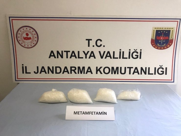 Uyuşturucu taciri aracıyla suçüstü yakalandı