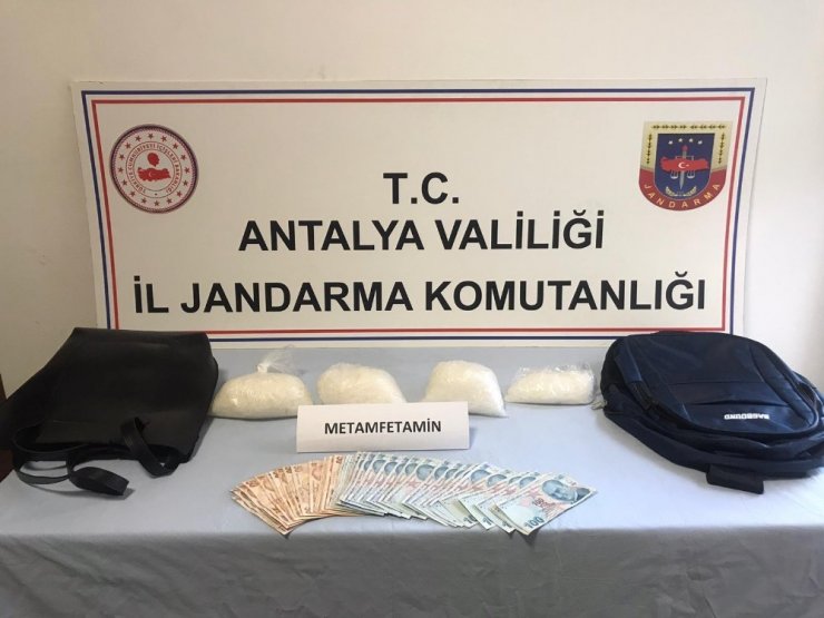 Uyuşturucu taciri aracıyla suçüstü yakalandı