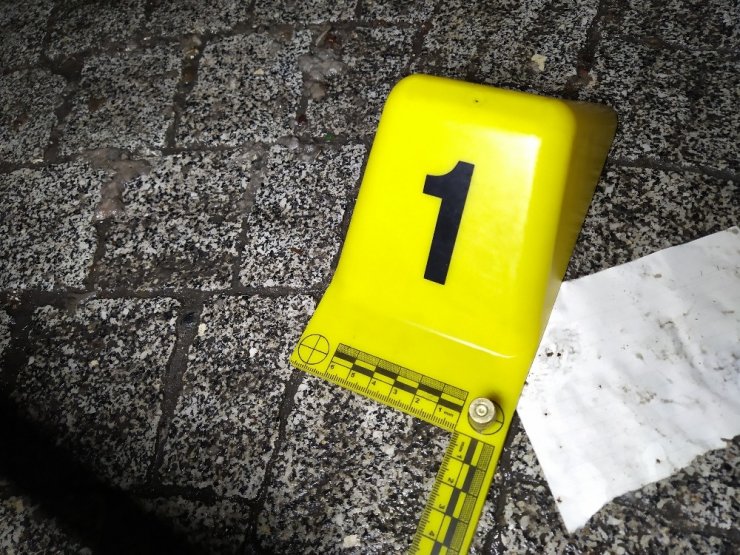 Maskeli iki kişi sokaktaki gençlere kurşun yağdırdı: 2 ağır yaralı