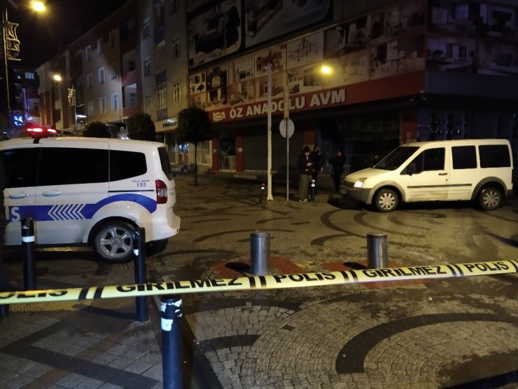 Maskeli iki kişi sokaktaki gençlere kurşun yağdırdı: 2 ağır yaralı