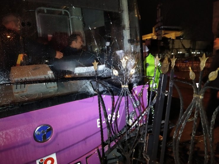 Kabataş’ta otobüs tramvay bariyerlerine çarptı
