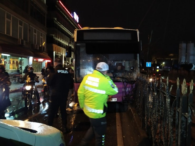 Kabataş’ta otobüs tramvay bariyerlerine çarptı