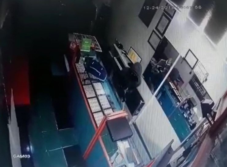 İki kişiyi vuran soyguncuların soygun anı ve kaçışı kamerada