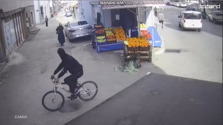 Bisikletli gaspçı kamerada