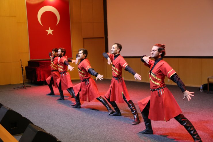 CÜ'de folklor gecesi